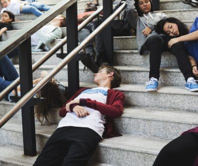 Young students sleeping on the staircase remaja jompo, fenomena gen z