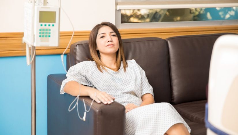 seorang wanita sedang menjalani infus vitamin atau iv drips di Lavalen Medica