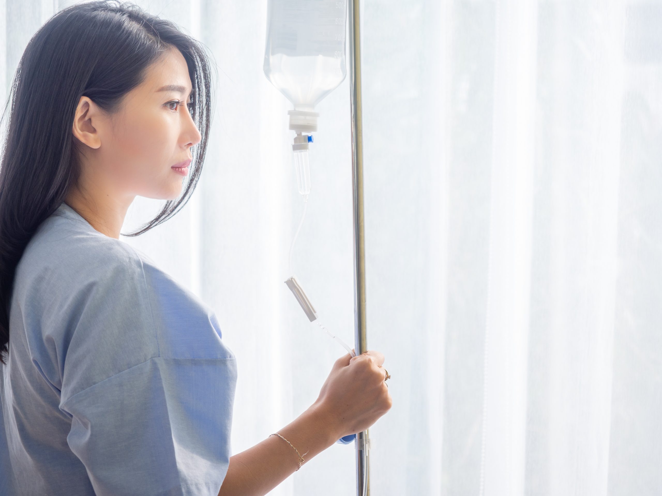 seorang wanita sedang melakukan infusion energy booster di lavalen medica