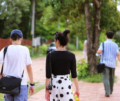 orang sedang jalan kaki abis makan