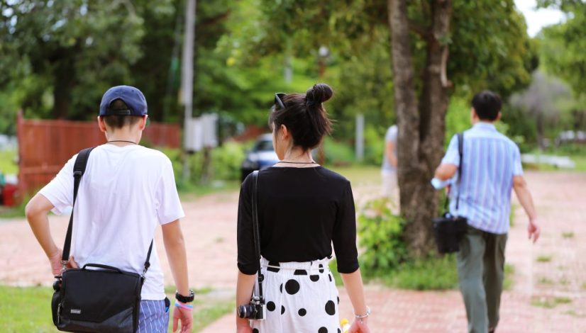 orang sedang jalan kaki abis makan